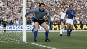 FRANCE FOOTBALL 9/1/1979; Classement des joueurs du milieu/ Jean Petit